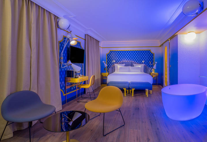 01-boutique-hotel-paris-music-70s-suite-blue-sunshine-interior_oggetto_editoriale_h495
